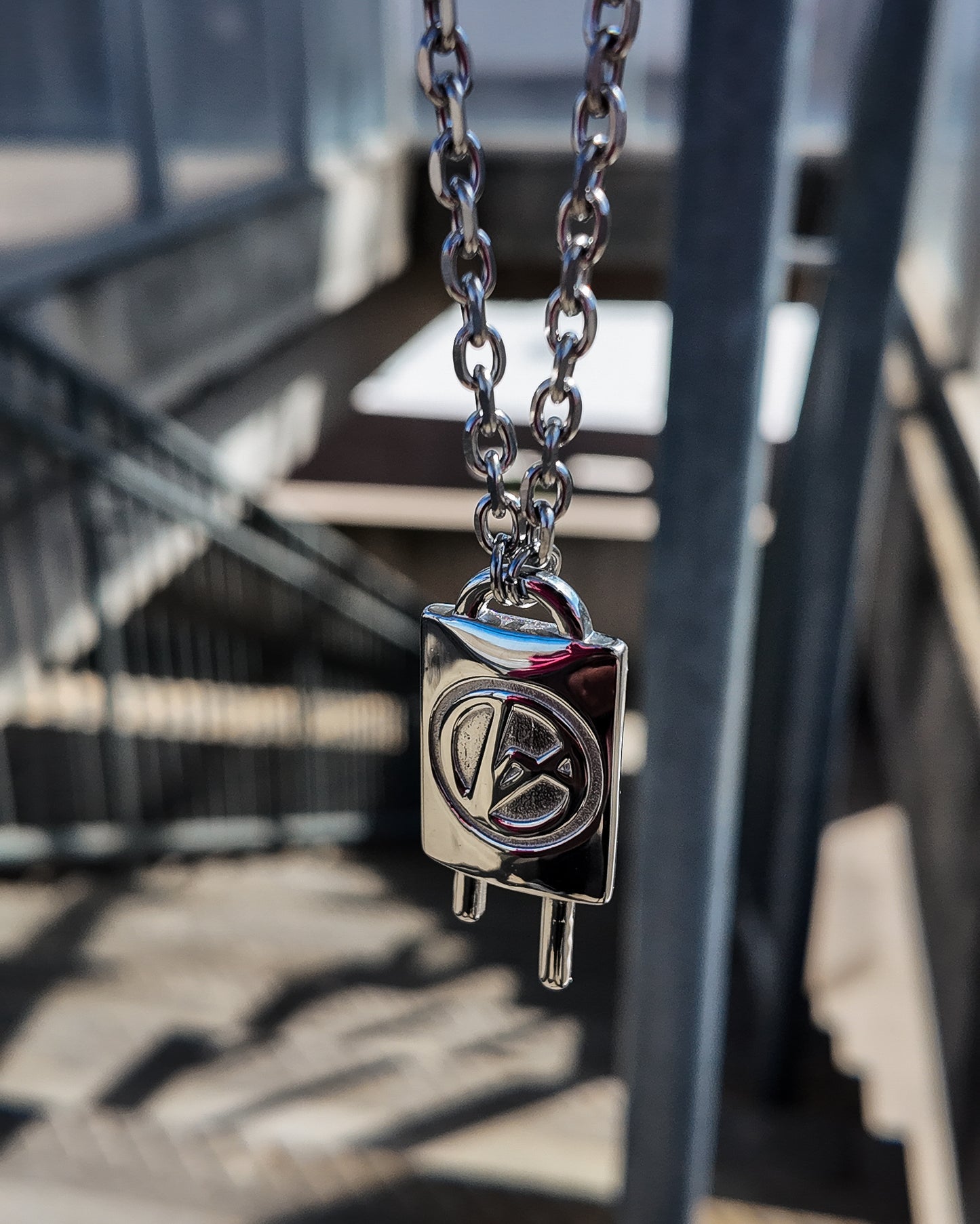 LOCK PENDANT NECKLACE